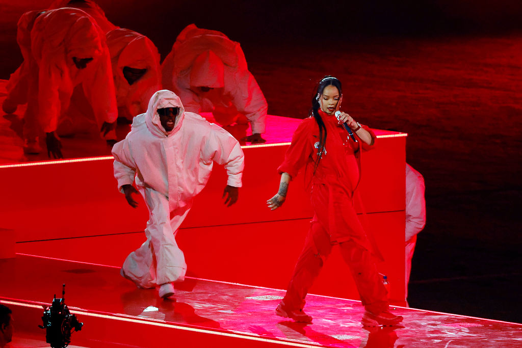 Rihanna se presenta en el escenario durante el Apple Music Super Bowl LVII Halftime Show