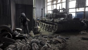 Ucranianos reparan tanques rusos capturados en el campo de batalla