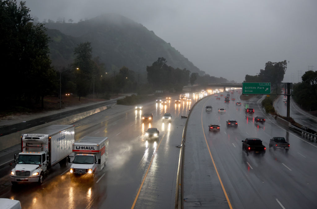 Los vehículos conducen a través de las lluvias tormentosas de invierno en la Interestatal 5 el 24 de febrero de 2023 en Los Ángeles, California.(Mario Tama/Getty Images)