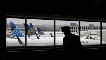 Un piloto camina junto a los aviones de United Airlines mientras están estacionados en las puertas de embarque en el Aeropuerto Internacional de San Francisco el 12 de abril de 2020 en San Francisco, California.