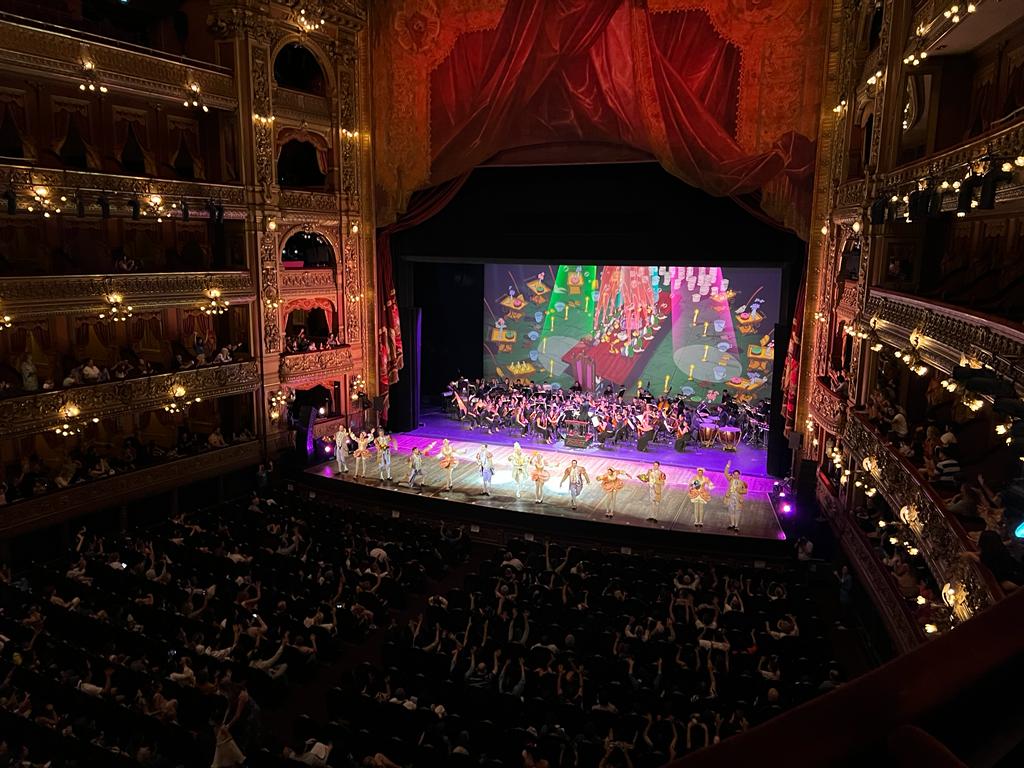 Una función como ninguna otra en el Teatro Colón de Buenos Aires: un  concierto sinfónico para personas neurodivergentes