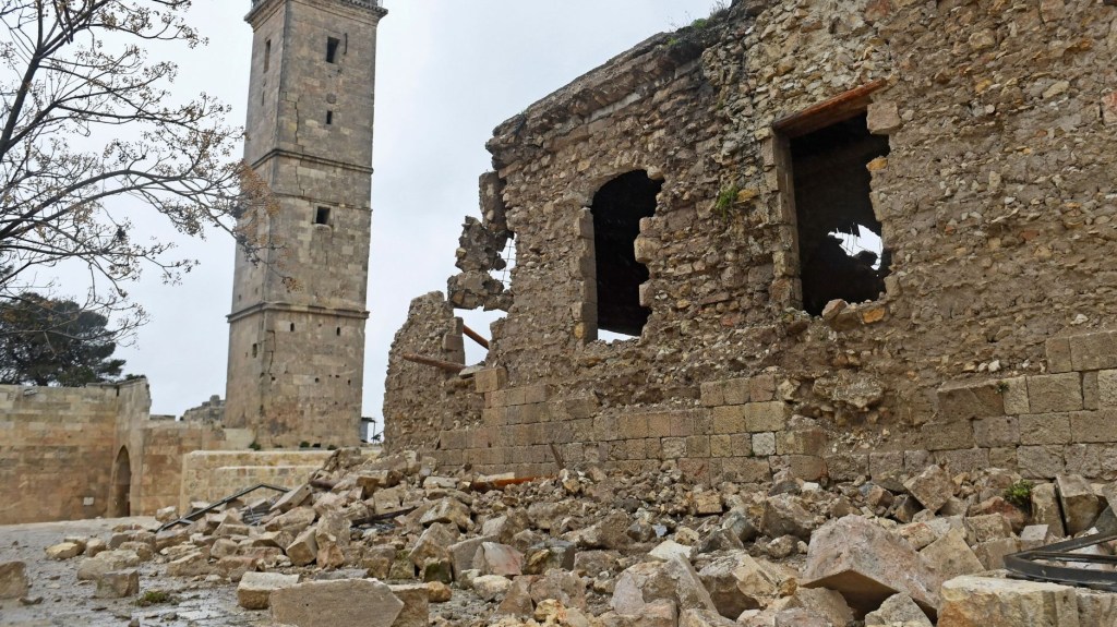 Daños en la ciudadela de Alepo tras el terremoto.