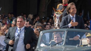 El entonces jefe de la guardia presidencial de Uruguay, Alejandro Astesiano (izquierda), corre junto al presidente Luis Lacalle Pou durante la ceremonia de investidura en Montevideo, el 1 de marzo de 2020. (Crédito: Pablo Porciúncula / AFP / Getty Images)