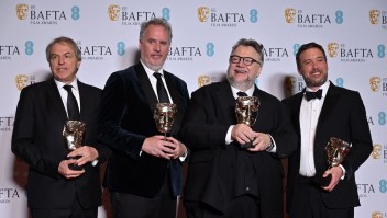 El director de cine mexicano Guillermo del Toro (segundo desde la derecha), el director de cine de animación Mark Gustafson (segundo desde la izquierda), el productor de cine Gary Ungar (a la izquierda) y el productor de cine Alex Bulkley (a la derecha) posan con el premio a la mejor película animada por "Pinocho de Guillermo del Toro" en los BAFTA 2023. (Crédito: JUSTIN TALLIS/AFP vía Getty Images)