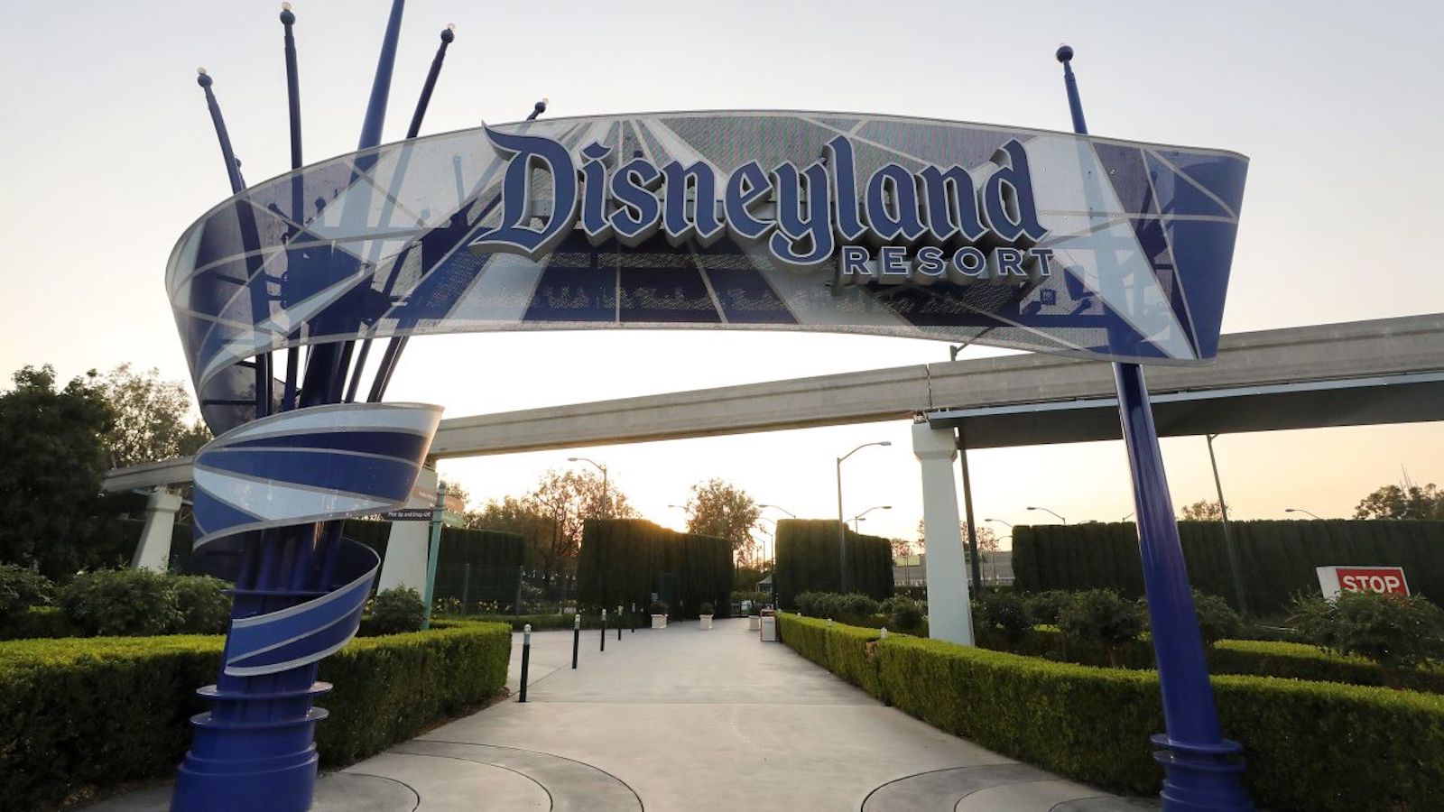 Mujer murió tras caer de una estructura de Disneyland en Anaheim,  California - El Diario NY