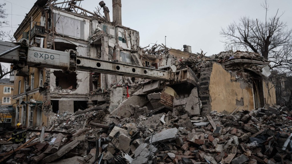 Edificio destruido tras un ataque en Kramatorsk, en la región de Donetsk, el 2 de febrero de 2023. (Crédito: YASUYOSHI CHIBA/AFP vía Getty Images)