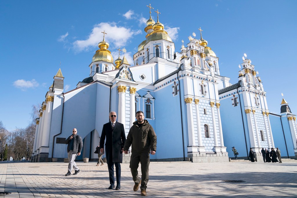 El presidente de Estados Unidos, Joe Biden, camina con el presidente de Ucrania, Volodymyr Zelensky, en la Catedral de San Miguel de Cúpula Dorada en Kyiv, Ucrania, el 20 de febrero. (Crédito: Evan Vucci/AP)