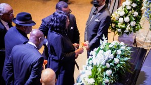 RowVaughn Wells se detiene frente al ataúd de su hijo Tyre Nichols al comienzo de su funeral en la Iglesia Cristiana Mississippi Boulevard el 1 de febrero de 2023 en Memphis, Tennessee. (Crédito: Andrew Nelles-Pool/Getty Images)
