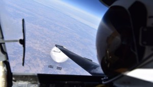 Un piloto de la Fuerza Aérea de Estados Unidos sobrevuela el globo de vigilancia de China el 3 de febrero de 2023. Los esfuerzos de recuperación comenzaron poco después de que el globo fuera derribado. (Crédito: Departamento de Defensa de EE.UU.)