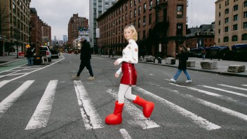 La modelo Sarah Snyder apareció en una serie de imágenes de campaña para el lanzamiento de las botas.