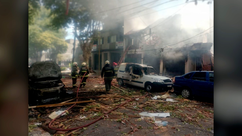 Explosión y colapso en Buenos Aires tras fuga de gas.