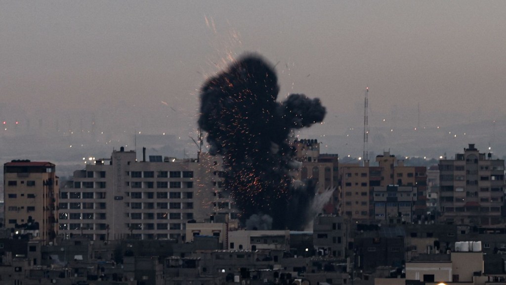 El humo se eleva sobre los edificios en Gaza después de los ataques aéreos de parte de Israel el 23 de febrero de 2023.