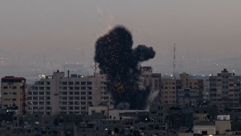 El humo se eleva sobre los edificios en Gaza después de los ataques aéreos de parte de Israel el 23 de febrero de 2023.