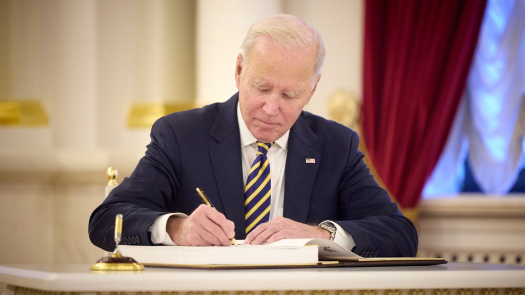Joe Biden firmando el libro de visitas en Ucrania este 20 de febrero de 2023. (Crédito: Oficina de Prensa de la Presidencia de Ucrania vía Getty Images)