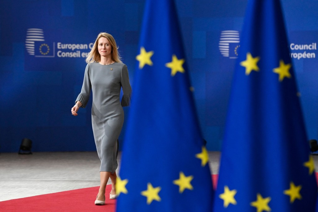 La primera ministra de Estonia, Kaja Kallas, llega a una cumbre en el Parlamento de la Unión Europea en Bruselas, el 9 de febrero de 2023. (Crédito: JOHN THYS/AFP vía Getty Images)