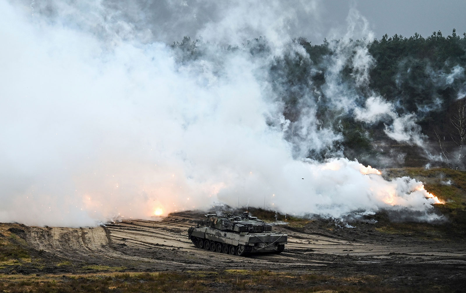 Un Leopard 2 A6 del Batallón de tanques 203 del Ejército Alemán dispara una cortina de humo en el área de entrenamiento militar. (Foto de: Ann-Marie Utz/picture-alliance/dpa/AP Images)