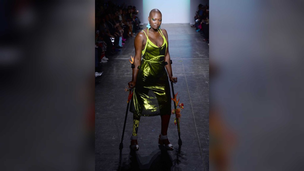 La modelo Mama Cax camina por la pasarela para el desfile de moda Chromat durante la 'Semana de la Moda de Nueva York: The Shows' en Industria Studios el 8 de febrero de 2019 en la ciudad de Nueva York. (Crédito: Noam Galai/Getty Images para NYFW: The Shows)