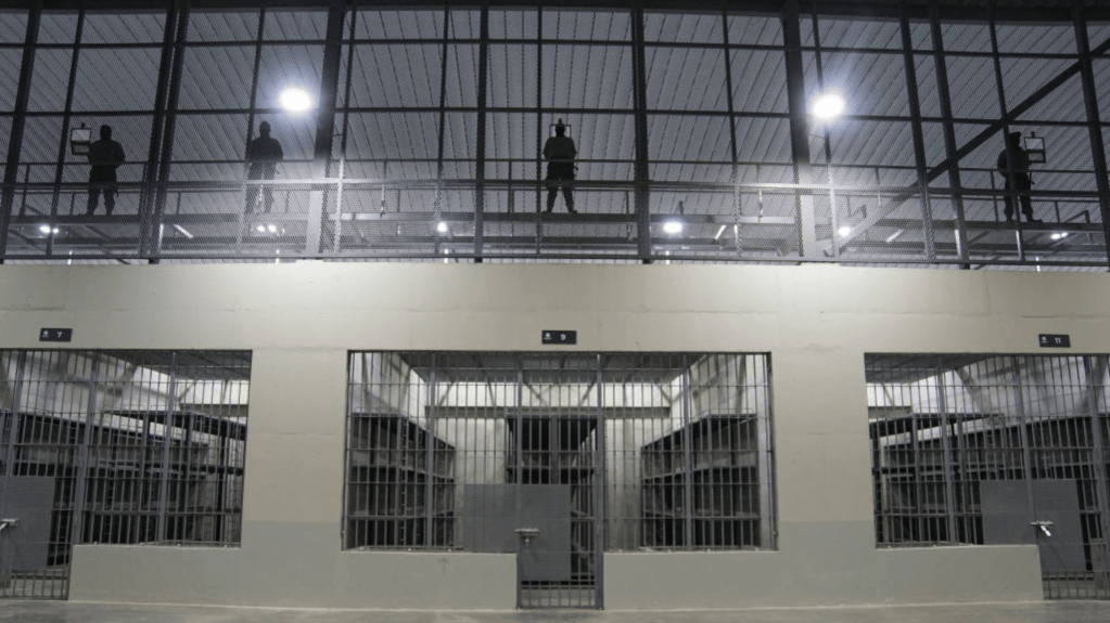 Agentes de seguridad de la nueva megacárcel de El Salvador hacen guardia fuera de las celdas el 2 de febrero de 2023. (Crédito: Alex Peña/Getty Images)