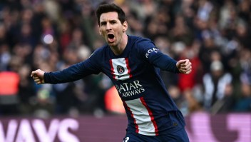 Messi celebra tras su gol de tiro libre en tiempo añadido ante el Lille. (Crédito: ANNE-CHRISTINE POUJOULAT/AFP vía Getty Images)
