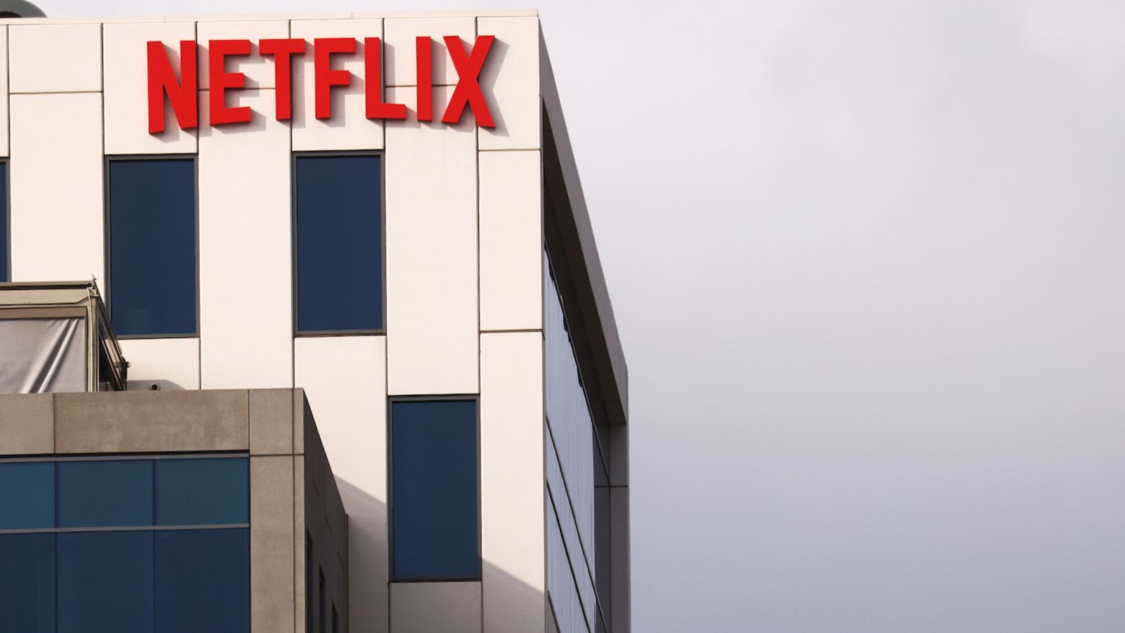 Netflix baja los precios en algunos paÃ­ses para aumentar las suscripciones - CNN en EspaÃ±ol