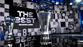 Los premios The Best a la mejor jugadora de la FIFA y The Best al mejor jugador de la FIFA antes de la ceremonia de los Premios The Best llevados a cabo el 17 de diciembre de 2020 en Zúrich, Suiza. (Crédito: Valeriano Di Domenico - Pool/Getty Images)