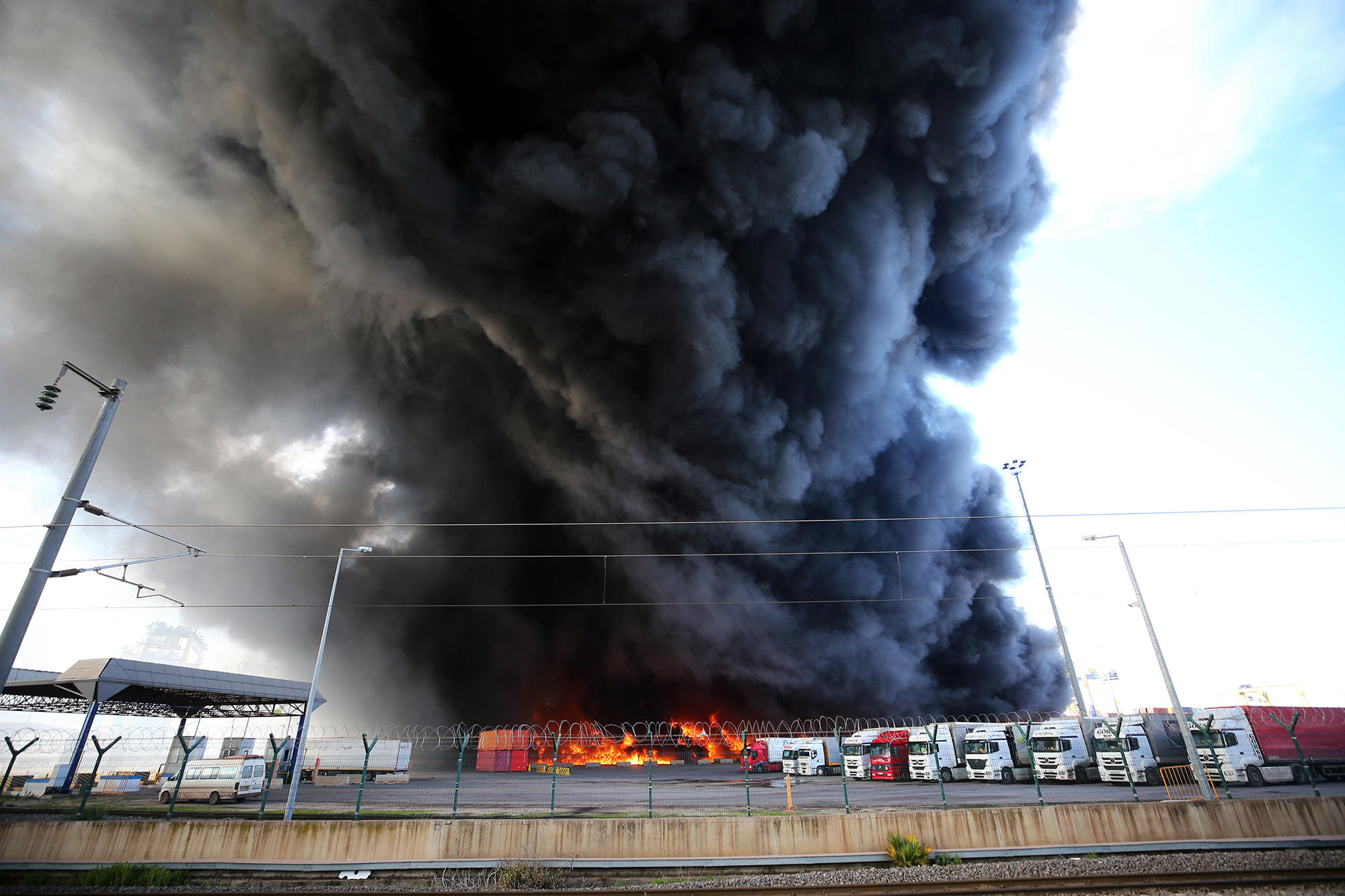 Incendio en los contenedores del puerto Iskenderun, en Turquía (Crédito: Sezgin Pancar/Anadolu Agency via Getty Images)