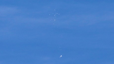 El presunto globo espía de China cae a tierra, visto desde Holden Beach el sábado 4 de febrero (Allison Joyce/Reuters)