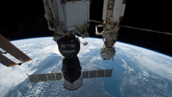 La nave tripulada Soyuz MS-22 (en primer plano) acoplada a la Estación Espacial Internacional el 8 de octubre de 2022. La cápsula sufrió una fuga en diciembre, y ahora se retrasa el lanzamiento de su sustituta.