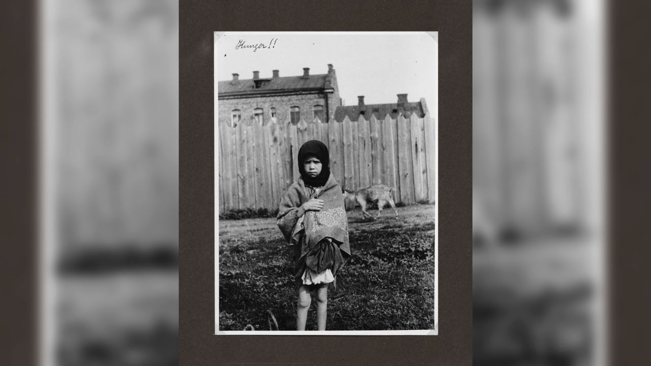 Yarosh recuerda cuántos niños murieron de hambre durante la peor hambruna forzada de Ucrania, el Holodomor. Fotografías raras, como esta de Alexander Wienerberger, son testimonio de los horrores.