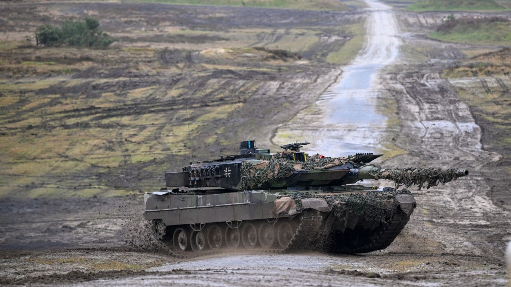 Un tanque Leopard 2 A6 en Alemania. (Crédito: Sascha Schuermann/Getty Images)