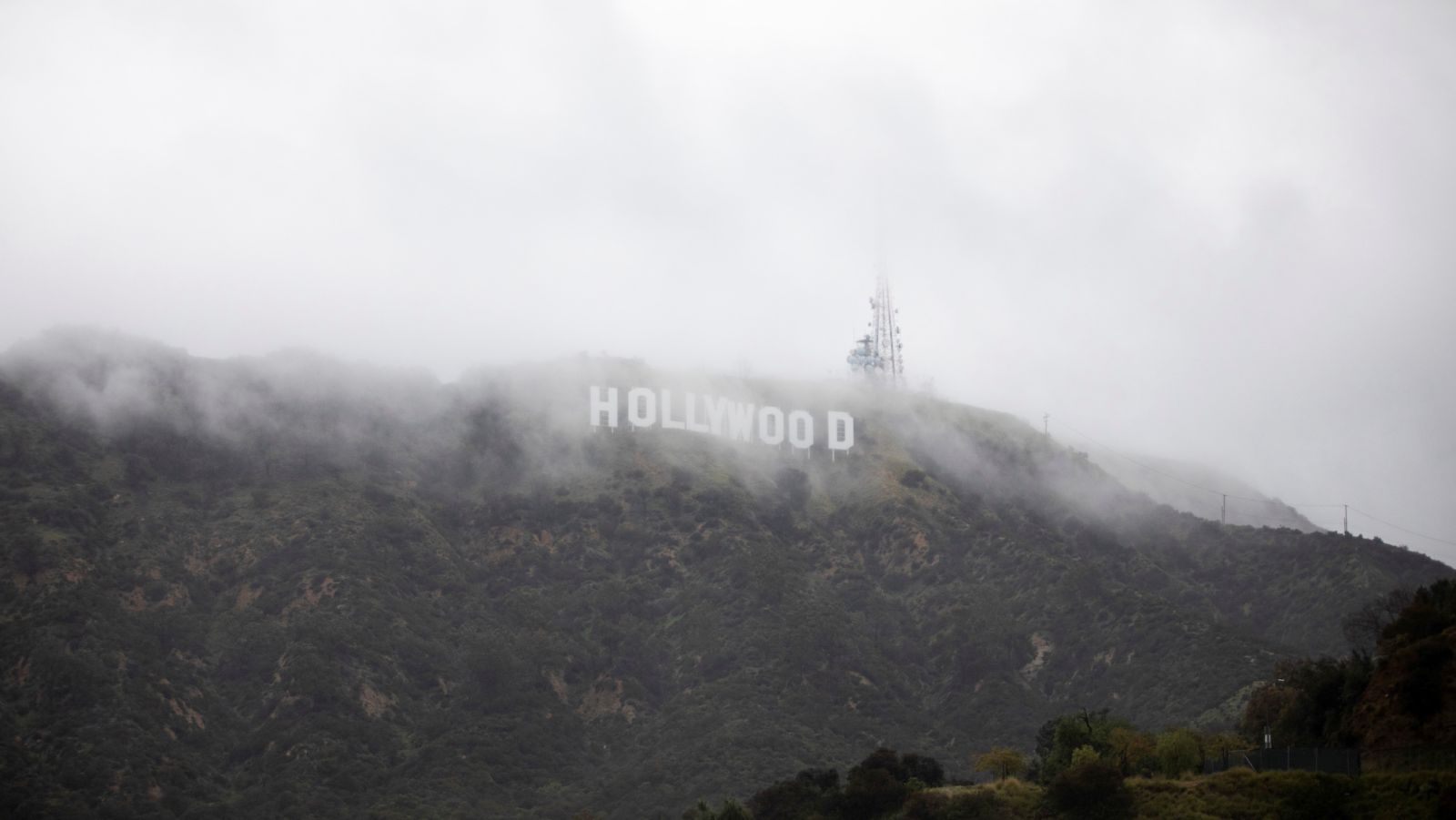 El letrero de Hollywood a través de una mezcla de niebla y polvo de nieve durante una rara tormenta de invierno en Los Ángeles, California, el 24 de febrero de 2023.
