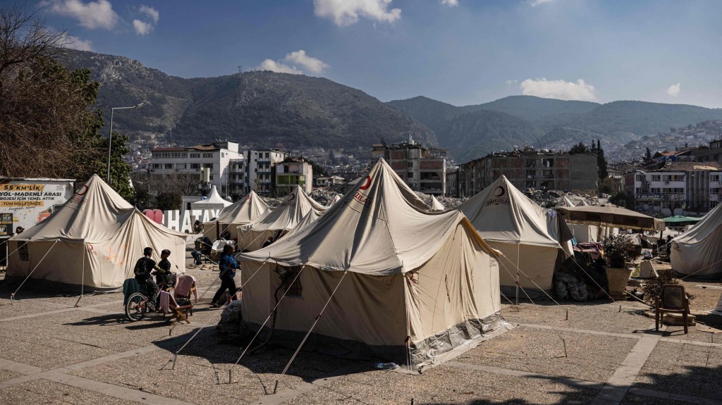 Esta fotografía muestra tiendas de campaña en un campamento improvisado en Antakya, priovincia de Hatay, al sur de Turquía, el 22 de febrero de 2023. (Crédito: SAMEER AL-DOUMY/AFP vía Getty Images)