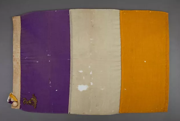 Esta es la bandera de la organización Congressional Union, que más tarde se convertiría en el Partido Nacional de la Mujer de EE.UU. Imagen del Museo Nacional de Historia Estadounidense. (Crédito: Servicio Nacional de Parques)