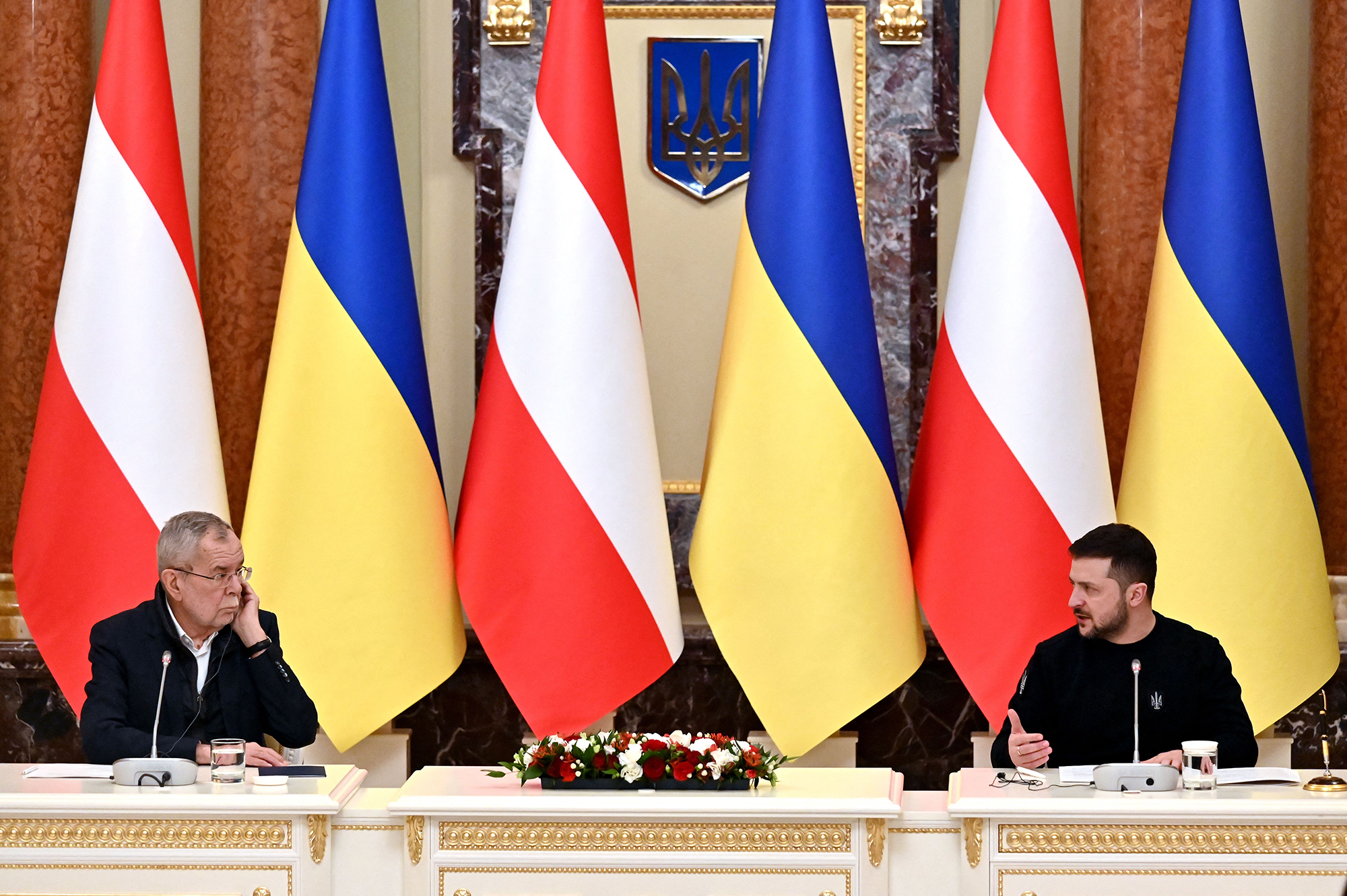 El presidente de Ucrania, Volodymyr Zelensky, a la derecha, y su homólogo de Austria, Alexander Van der Bellen, realizan una conferencia de prensa conjunta luego de sus conversaciones en Kyiv, Ucrania, el 1 de febrero. (Sergei Supinsky/AFP/Getty Images)