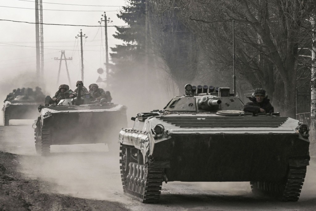 Militares ucranianos se dirigen hacia Bakhmut en vehículos de combate de infantería BMP el 22 de marzo. (Crédito: Aris Messinis/AFP/Getty Images)