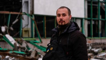 Ihor dijo que fue apuñalado en las piernas con una pistola eléctrica en un centro de detención ruso en Jersón. (Crédito: Vasco Cotovio/CNN)