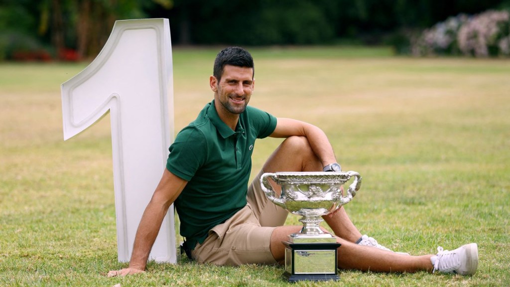 Novak Djokovic, campeón del Abierto de Australia, posa con el trofeo. (Crédito: Carl Recine/Reuters)