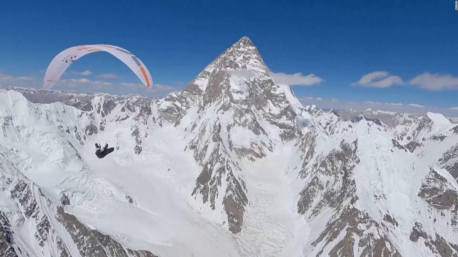Dos pilotos de parapente intentan llegar a la segunda cima más alta
del mundo