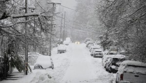 Un vehículo intenta circular por la avenida Conaway, cubierta de nieve, en Grass Valley, California, durante una tormenta de nieve este martes. Partes del estado vieron más de 91 centímetros de nieve en solo un día esta semana. (Crédito: Elias Funez/The Union/AP)