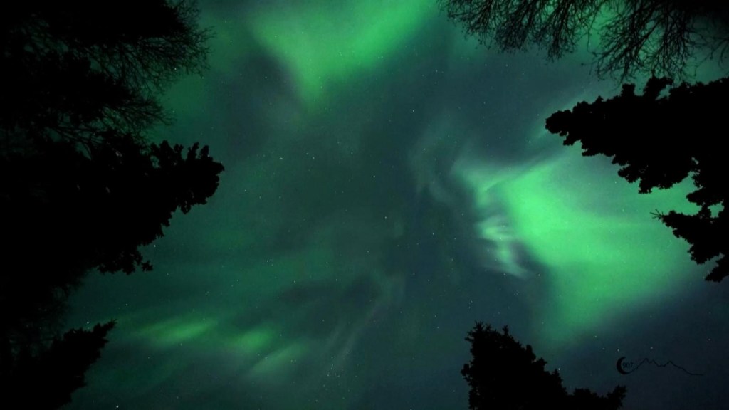 Graban impactantes imágenes de una aurora boreal en Alaska