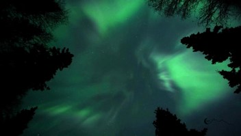 Registran impactantes imágenes de una aurora boreal en Alaska