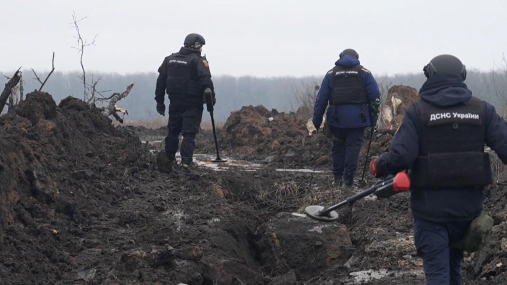 La peligrosa labor de los soldados ucranianos en campos minados