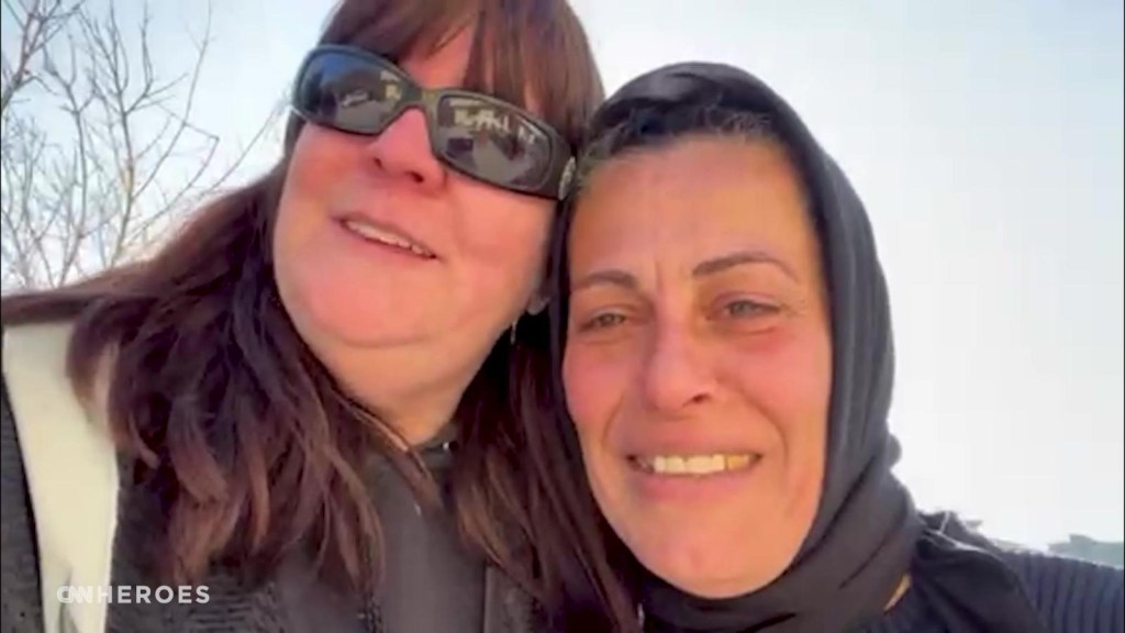 Heroína de CNN lidera grupo de médicos móviles por terremoto en Turquía