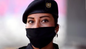 "No somos frágiles", dice mujer policía recién graduada