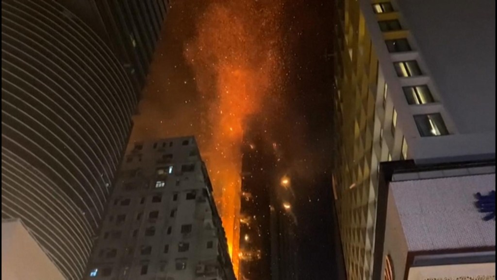 Hong Kong: impactantes imágenes del incendio de un rascacielos