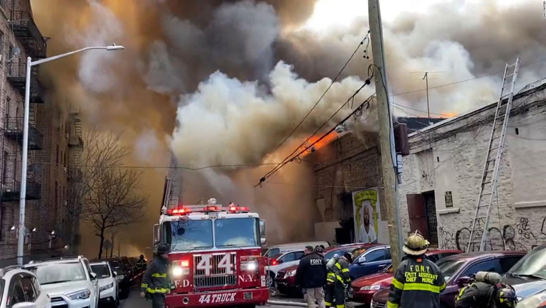 Creen que una batería de litio causó un enorme incendio en el Bronx