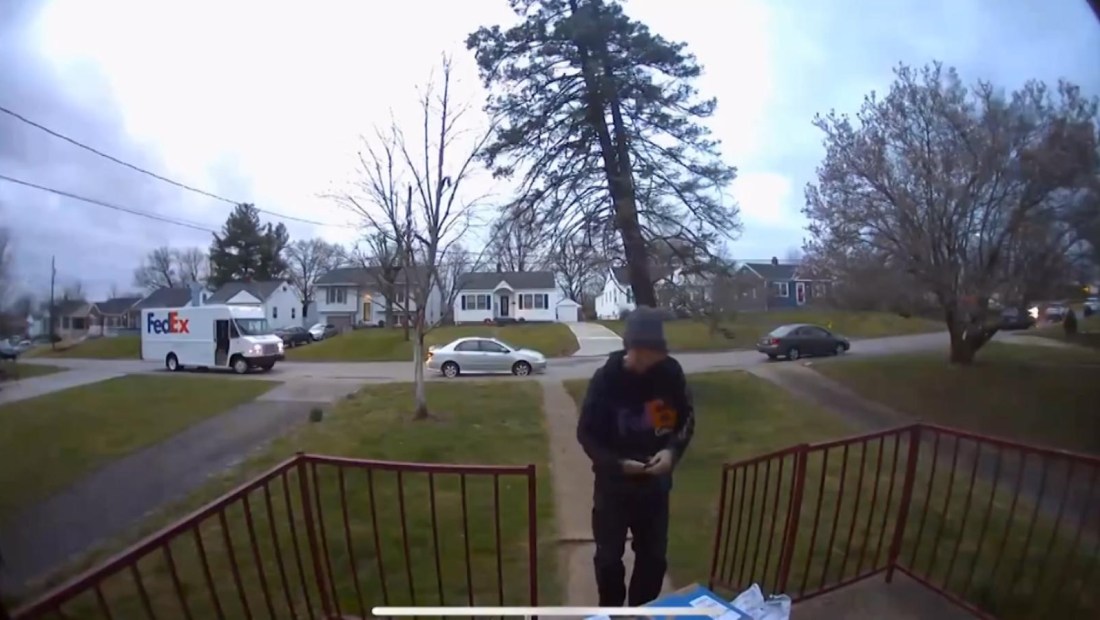 Repartidor de FedEx se salva de que le cayera un árbol