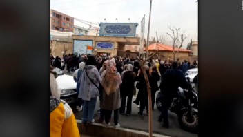 Padres protestan por presunto envenenamiento de estudiantes iraníes