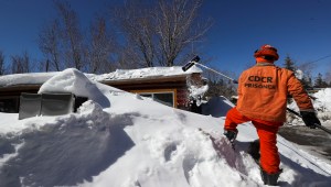 Residentes del sur de California siguen atrapados por la nieve mientras otra ola de clima invernal azota la región norte del estado