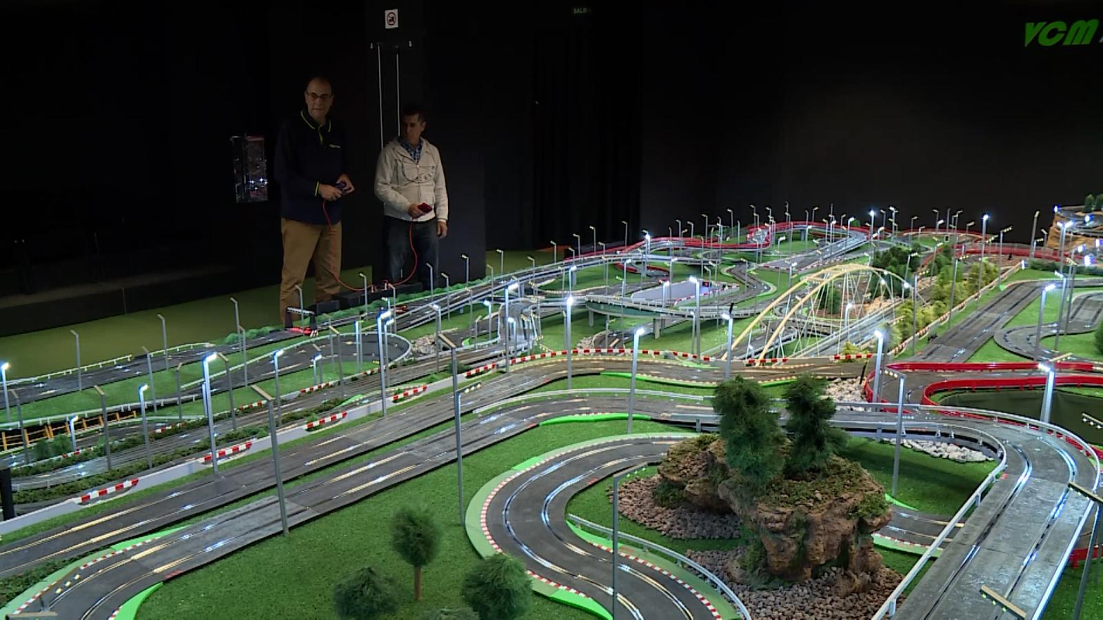 Neuropatía genio Civil Conoce esta enorme pista de carreras de 227 metros para autos de juguete |  Video